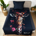 Wild Flowers Bettwäsche ‘Giraffe’ auf einem Bett, Giraffe mit Blumenkranz auf Dunkelblau