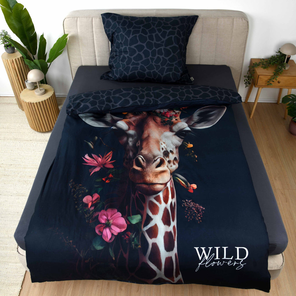 Wild Flowers Bettwäsche ‘Giraffe’ mit umgeschlagener Wendeseite auf einem Bett