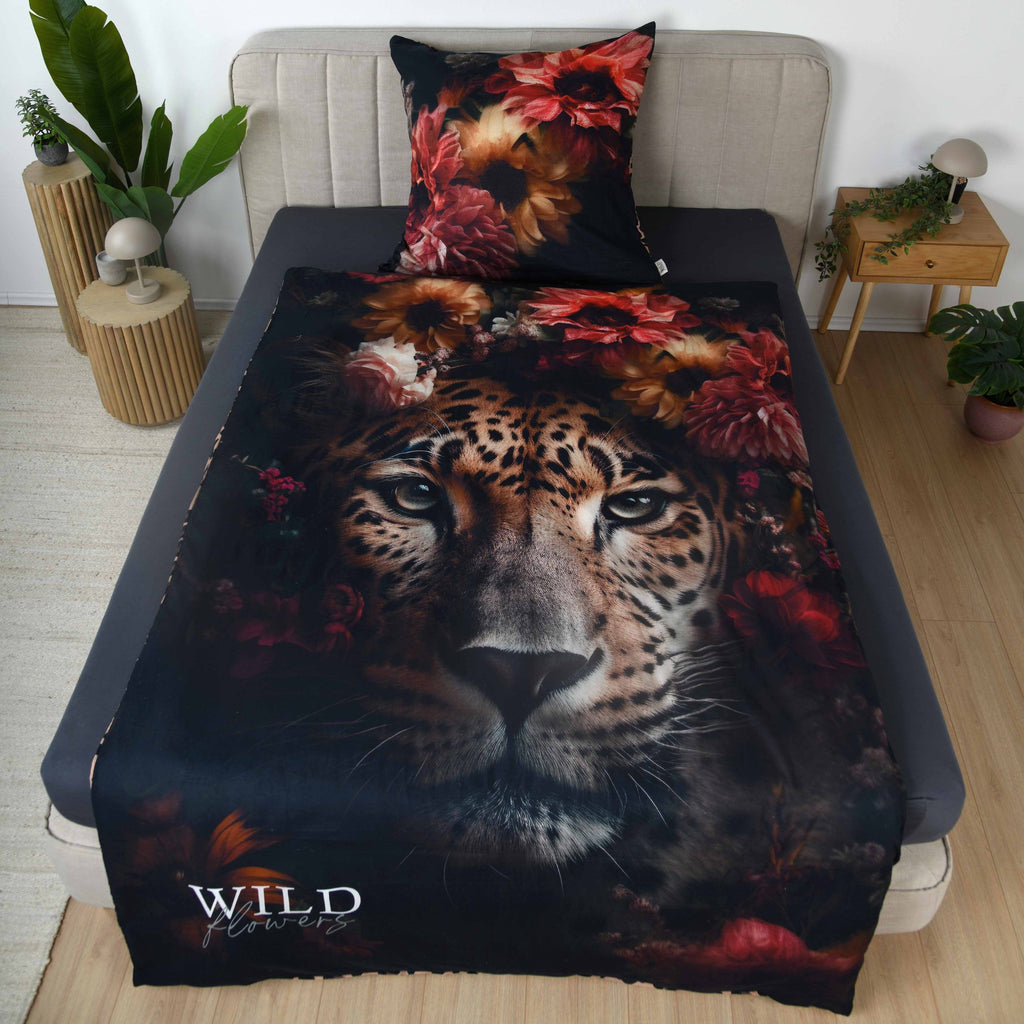 Wild Flowers Bettwäsche ‘Leopard’ auf einem Bett, Leopard zwischen roten Dahlien