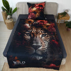 Wild Flowers Bettwäsche ‘Leopard’ auf einem Bett, Leopard zwischen roten Dahlien