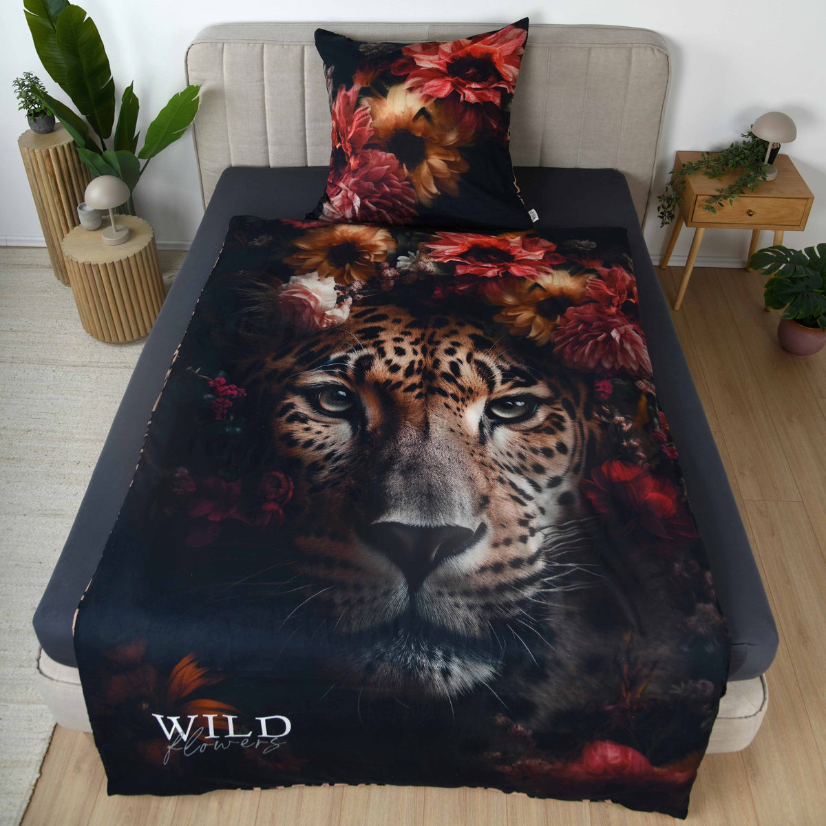 Wild Flowers Bettwäsche ‘Leopard’ auf einem Bett, Leopard zwischen roten Dahlien