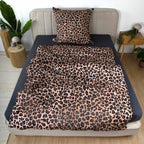 Wild Flowers Bettwäsche ‘Leopard’ mit umgeschlagener Leopardenmuster-Seite auf einem Bett