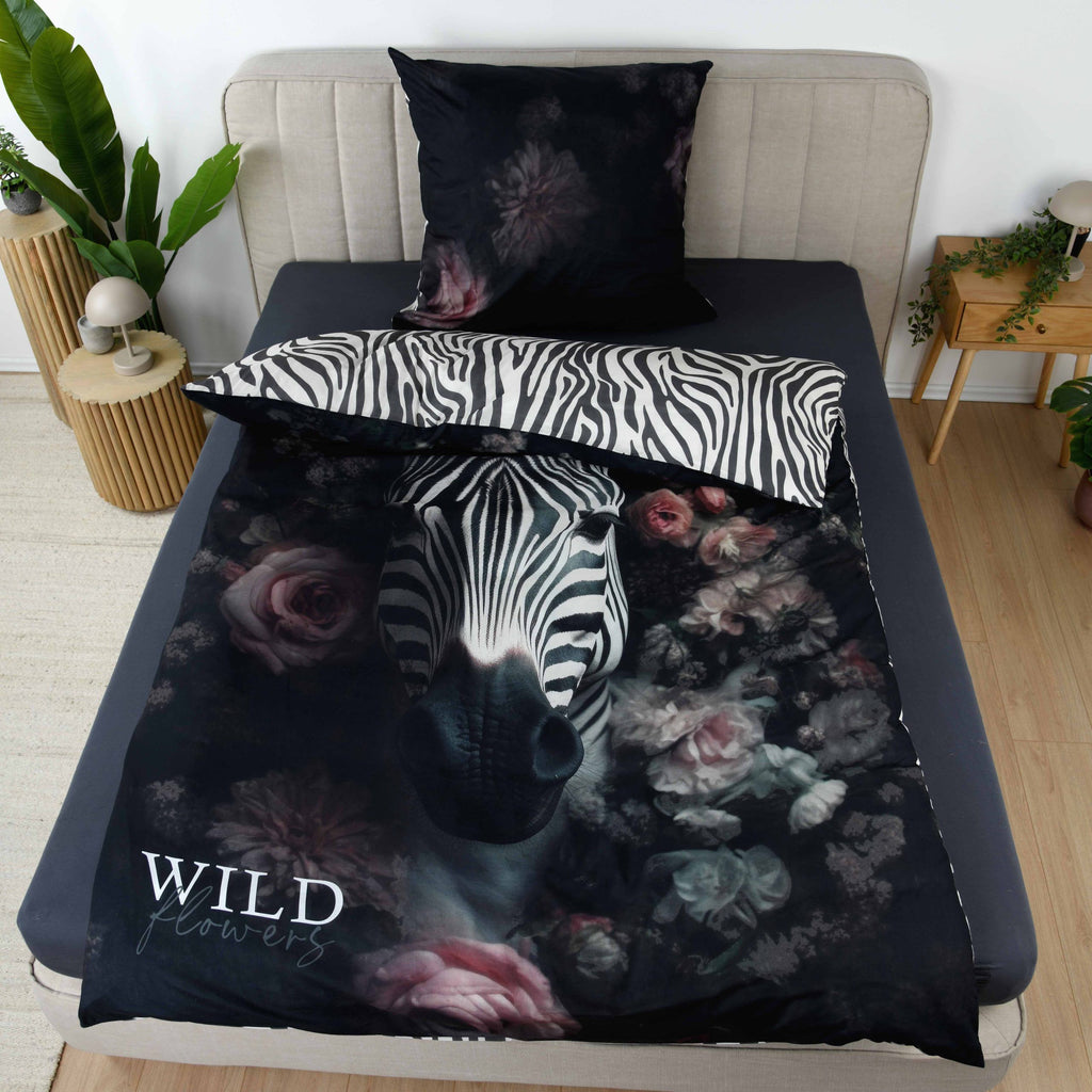 Wild Flowers Bettwäsche ‘Zebra’ auf einem Bett mit umgeschlagener Zebrastreifen-Wendeseite