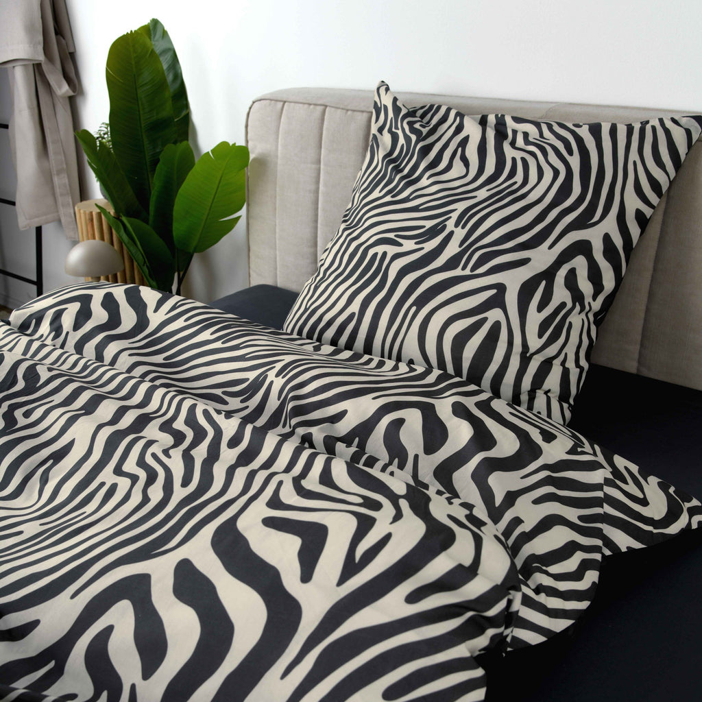 Zebrastreifen-Wendeseite der Wild Flowers Bettwäsche ‘Zebra’ mit Kissen
