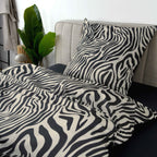 Zebrastreifen-Wendeseite der Wild Flowers Bettwäsche ‘Zebra’ mit Kissen