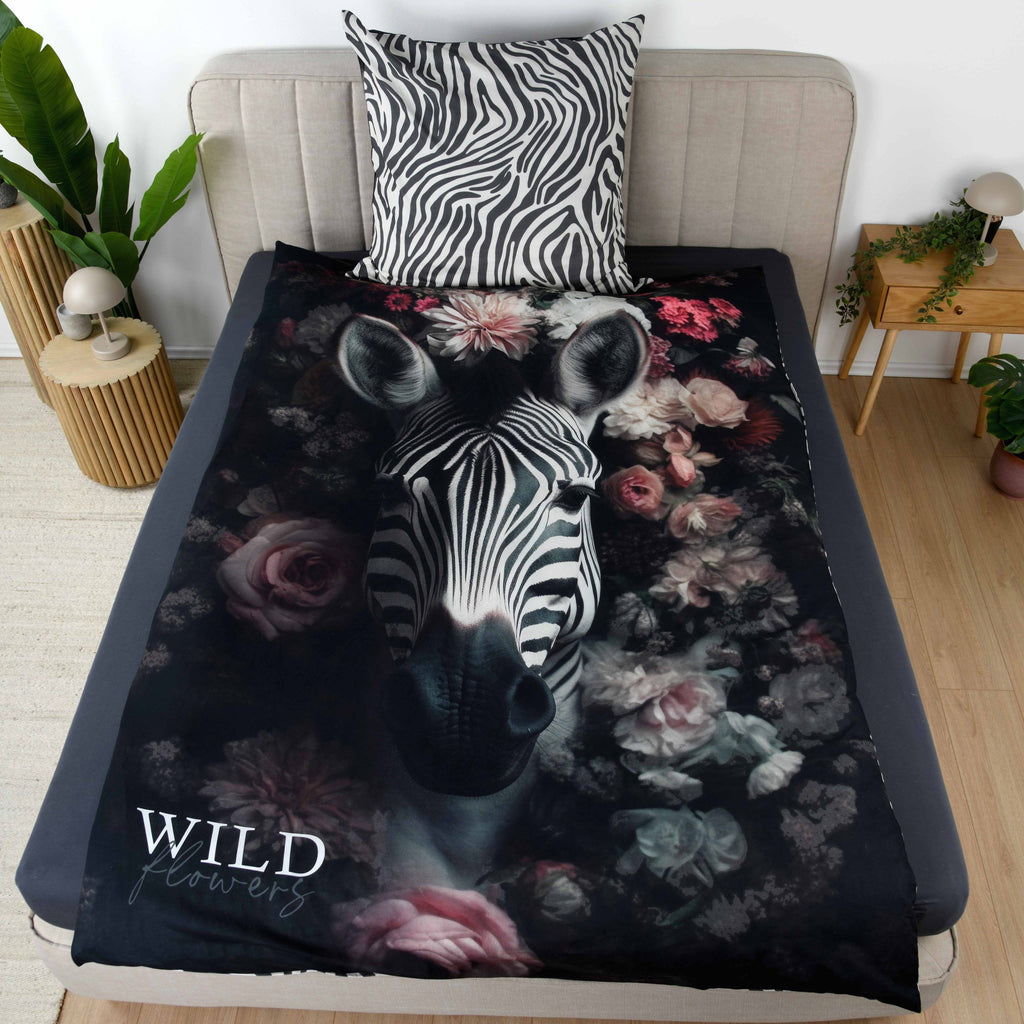 Wild Flowers Bettwäsche ‘Zebra’ mit Zebra zwischen Rosen auf einem Bett