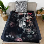 Wild Flowers Bettwäsche ‘Zebra’ mit Zebra zwischen Rosen auf einem Bett