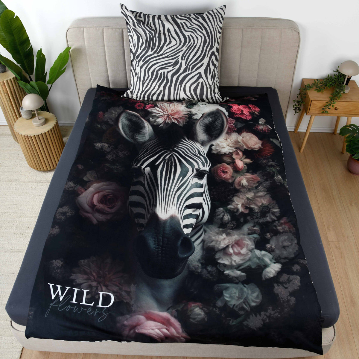 Wild Flowers Bettwäsche ‘Zebra’ mit Zebra zwischen Rosen auf einem Bett