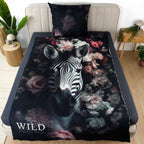 Wild Flowers Bettwäsche ‘Zebra’ frontal auf einem Bett mit Kissen Blütenseite