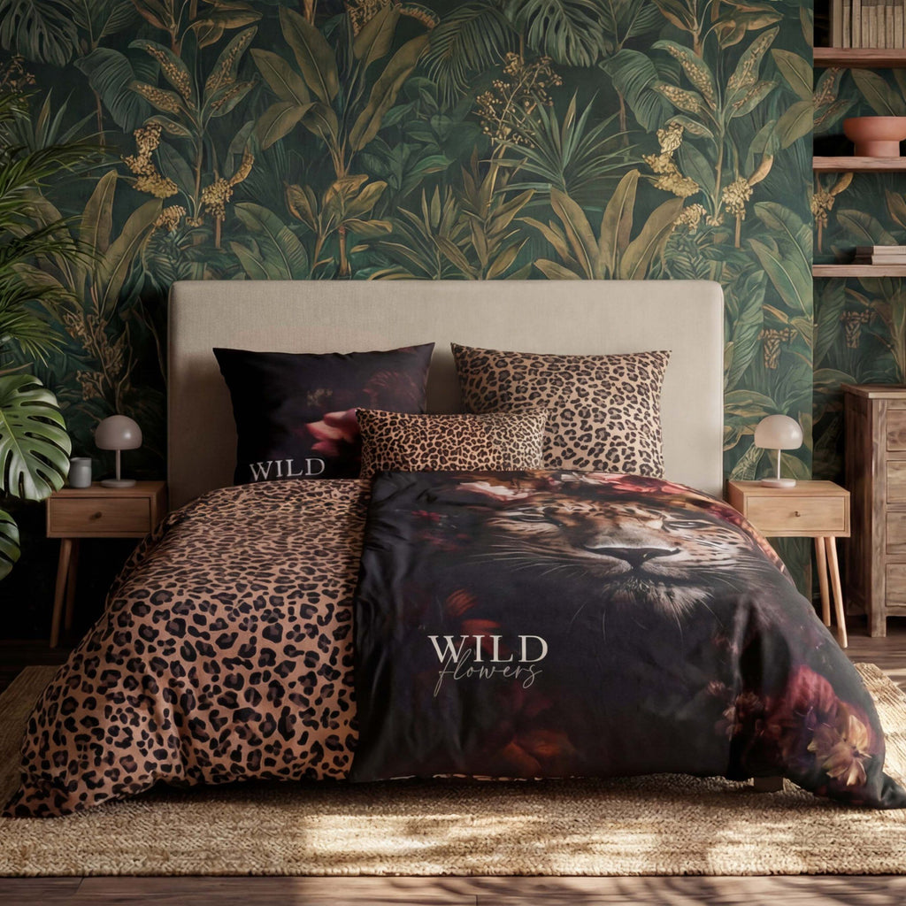 Schlafzimmer mit Wild Flowers Bettwäsche ‘Leopard’, vor den Kopfkissen ein kleines Kissen im Leoprint