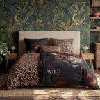 Schlafzimmer mit Wild Flowers Bettwäsche ‘Leopard’, vor den Kopfkissen ein kleines Kissen im Leoprint
