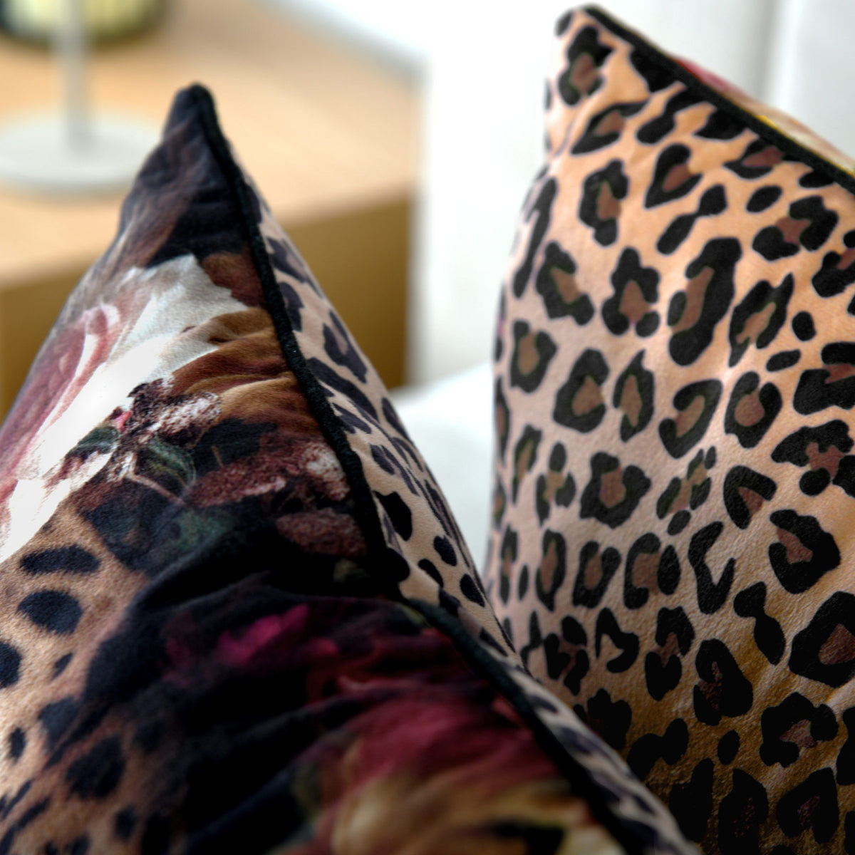 Schwarze Paspel zwischen Blütenseite und Leoprint