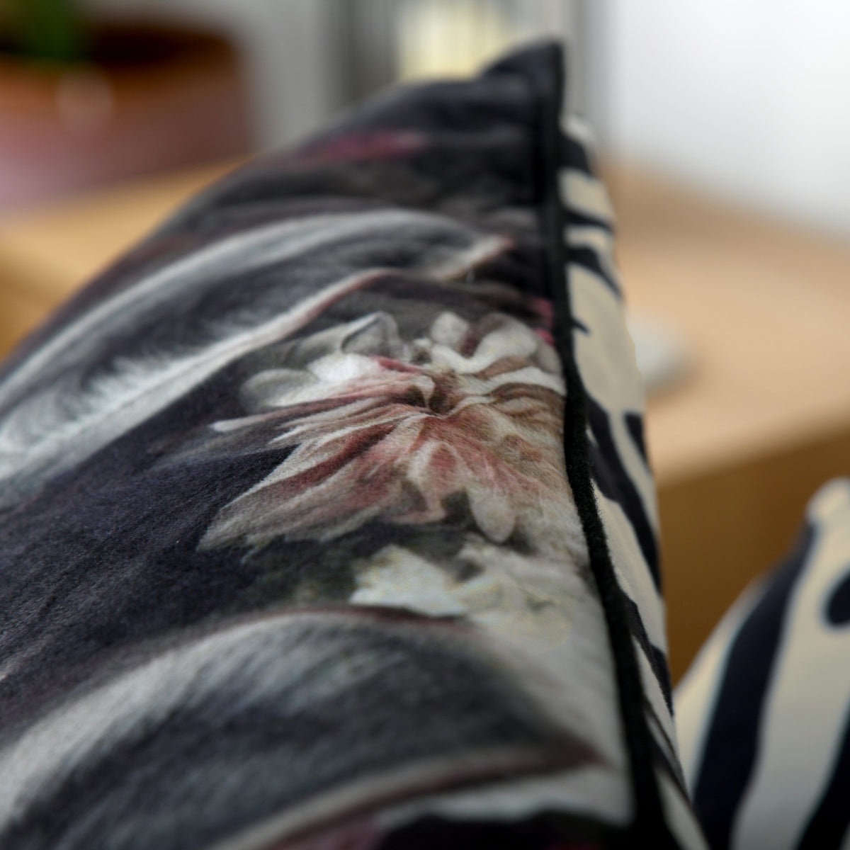 Schwarze Paspel und Blüte an der Kante des Dekokissens ‘Zebra’