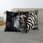 Wild Flowers Dekokissen ‘Zebra’ mit beiden Seiten auf einem Bett mit grauer Bettwäsche