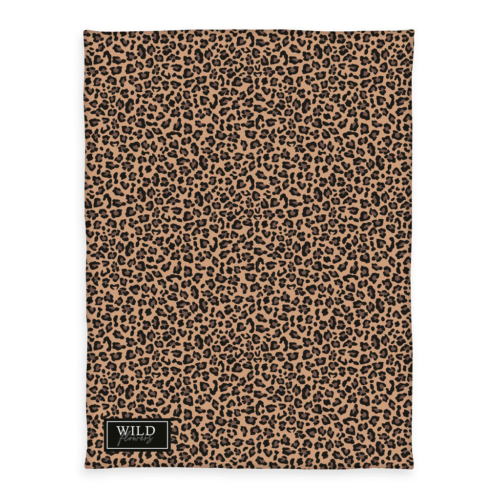 Wild Flowers Kuscheldecke ‘Leo’ 150 x 200 cm im Leoprint mit aufgedrucktem Wild-Flowers-Logo