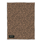 Wild Flowers Kuscheldecke ‘Leo’ 150 x 200 cm im Leoprint mit aufgedrucktem Wild-Flowers-Logo