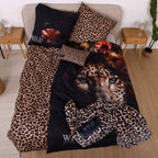 Kuscheldecke ‘Leo’ auf einem Bett mit dem Wild Flowers Bettwäsche-Set ‘Leopard’