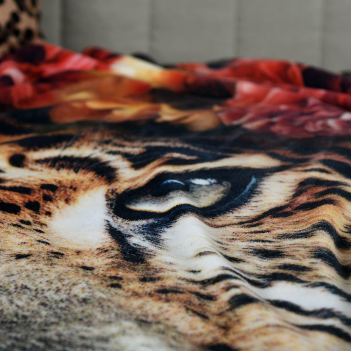 Nahaufnahme des Leopardenauges auf dem Wellsoft-Flausch