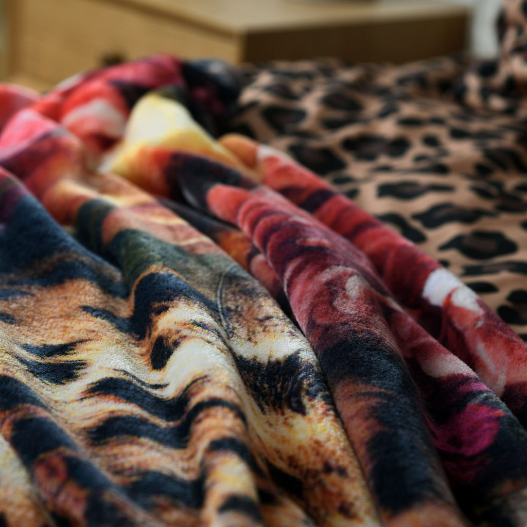 Zerknüllte Kuscheldecke ‘Leopard’ mit Blüten und Fellmuster