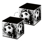 Zwei Ansichten der Young Collection Aufbewahrungsbox ‘3D Fußball’: ein Fußball bricht durch eine Wand