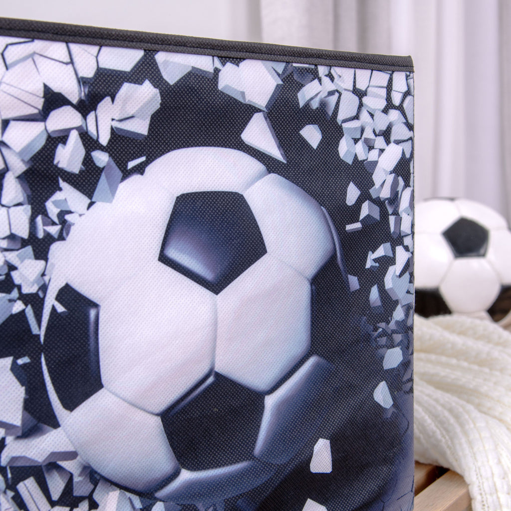 Nahaufnahme des Fußballs, der auf der Aufbewahrungsbox durch die Wand bricht