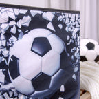 Nahaufnahme des Fußballs, der auf der Aufbewahrungsbox durch die Wand bricht