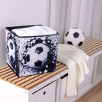 Aufbewahrungsbox ‘3D Fußball’ mit weißen Textilien auf einer Holzbank neben einem Fußball