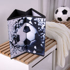 Halb zusammengefaltete Aufbewahrungsbox ‘3D Fußball’ auf einer Holzbank