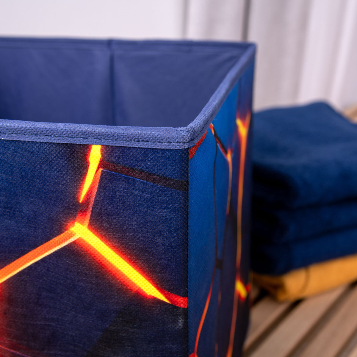 Nahaufnahme der Kante mit glühender Lava auf der Aufbewahrungsbox ‘Lava 3D Effekt’
