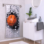Badetuch ‘3D Basketball’ an einer Handtuchstange im Badezimmer