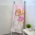 Badetuch ‘Little Fairy Fee’ an einer Leiter im Badezimmer