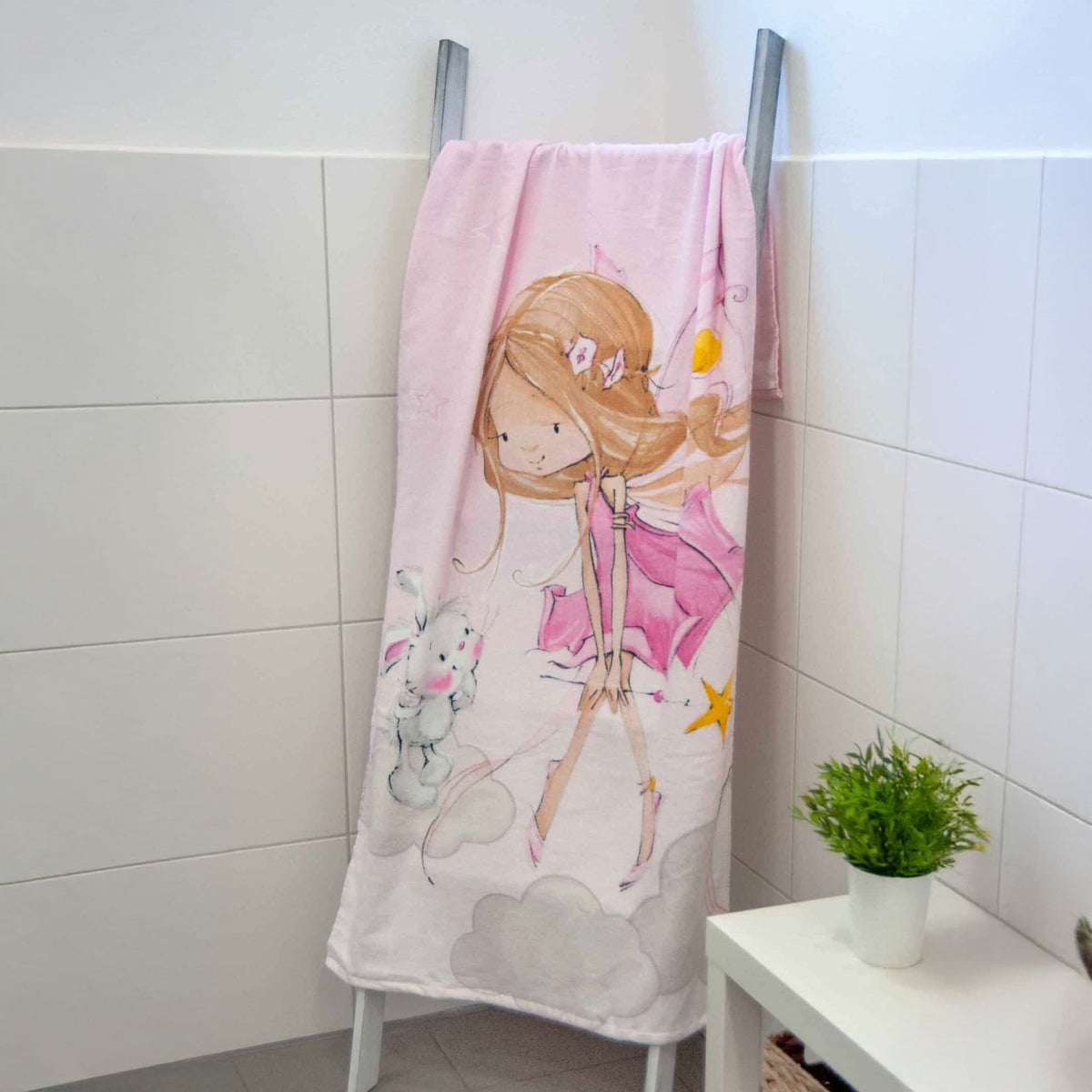 Badetuch ‘Little Fairy Fee’ an einer Leiter im Badezimmer