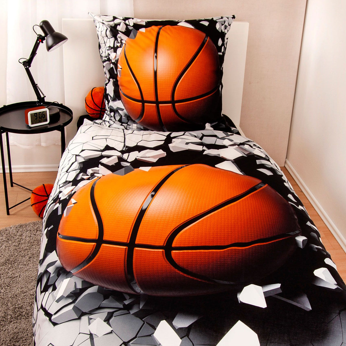 Bettwäsche ‘3D Basketball’ auf einem Einzelbett, Ball bricht durch die Wand