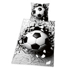 Young Collection Bettwäsche-Set ‘3D Fußball’ 135 x 200 cm: Bettbezug und Kissen 80 x 80 cm mit Fußball, der durch eine weiße Wand bricht