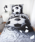 Bettwäsche ‘3D Fußball’ auf einem Einzelbett, Ball bricht durch die Wand
