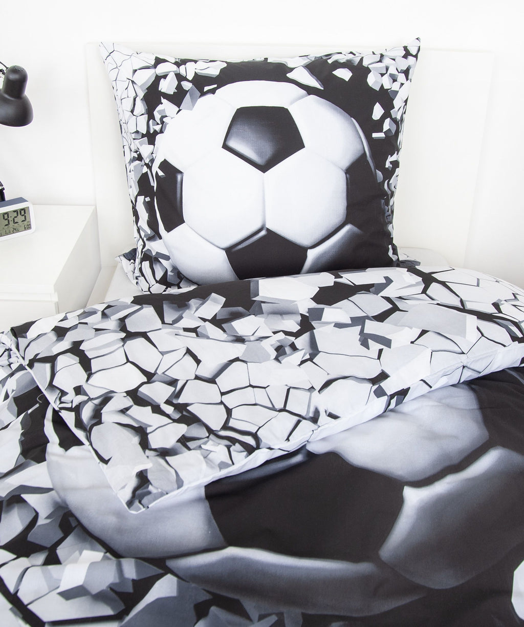 Kissen und Bettbezug der Bettwäsche ‘3D Fußball’ mit Bruchstücken