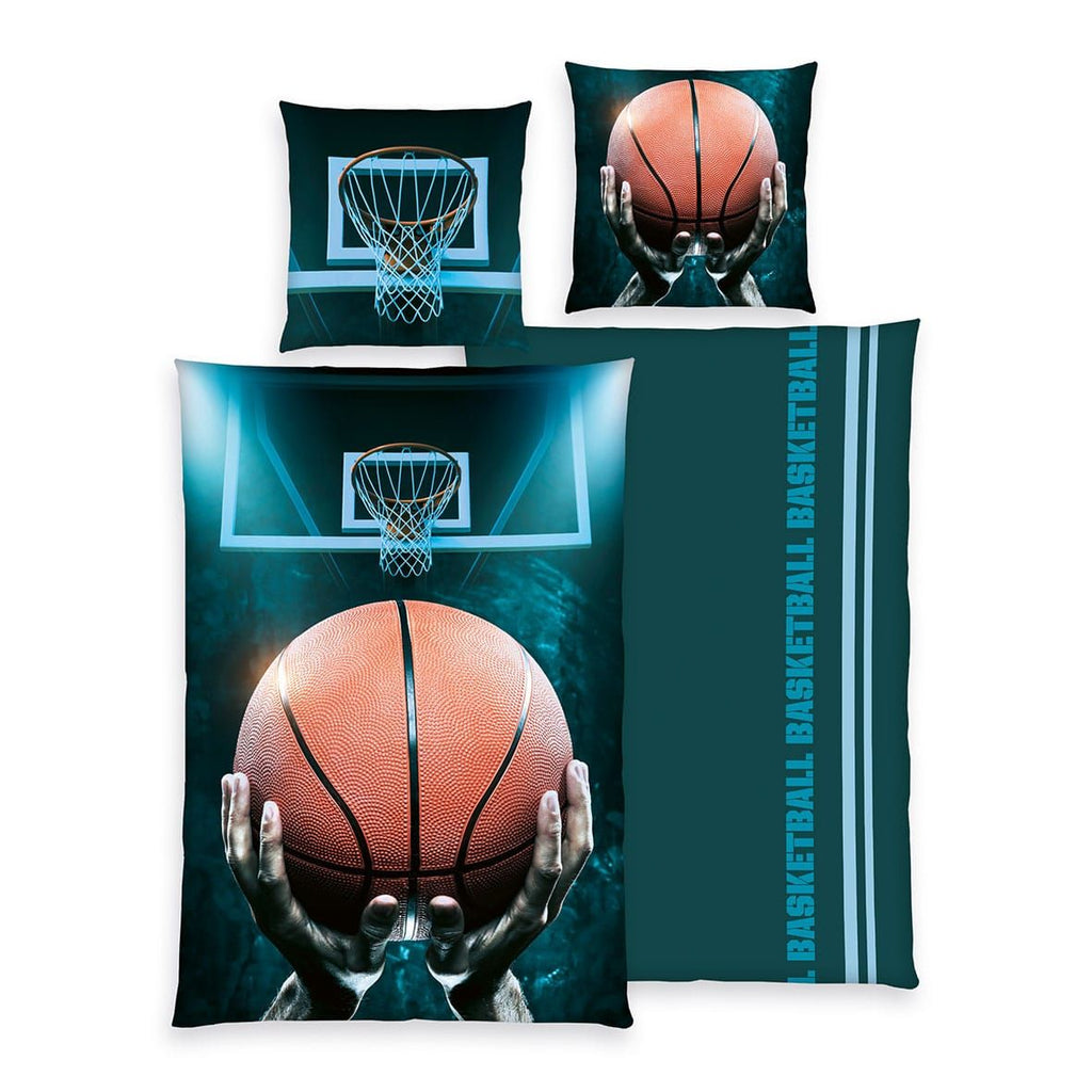 Young Collection Bettwäsche-Set ‘Basketball’ 135 x 200 cm: Bettbezug mit Basketball in den Händen und Korb, Wendeseite petrol mit Schriftzug, Kissen 80 x 80 cm