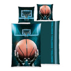 Young Collection Bettwäsche-Set ‘Basketball’ 135 x 200 cm: Bettbezug mit Basketball in den Händen und Korb, Wendeseite petrol mit Schriftzug, Kissen 80 x 80 cm