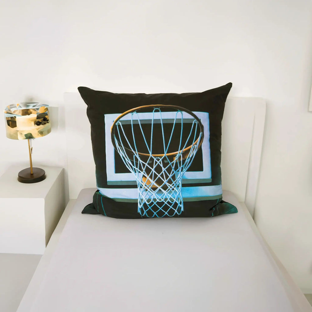 Kissen 80 x 80 cm mit Basketballkorb auf einem Bett