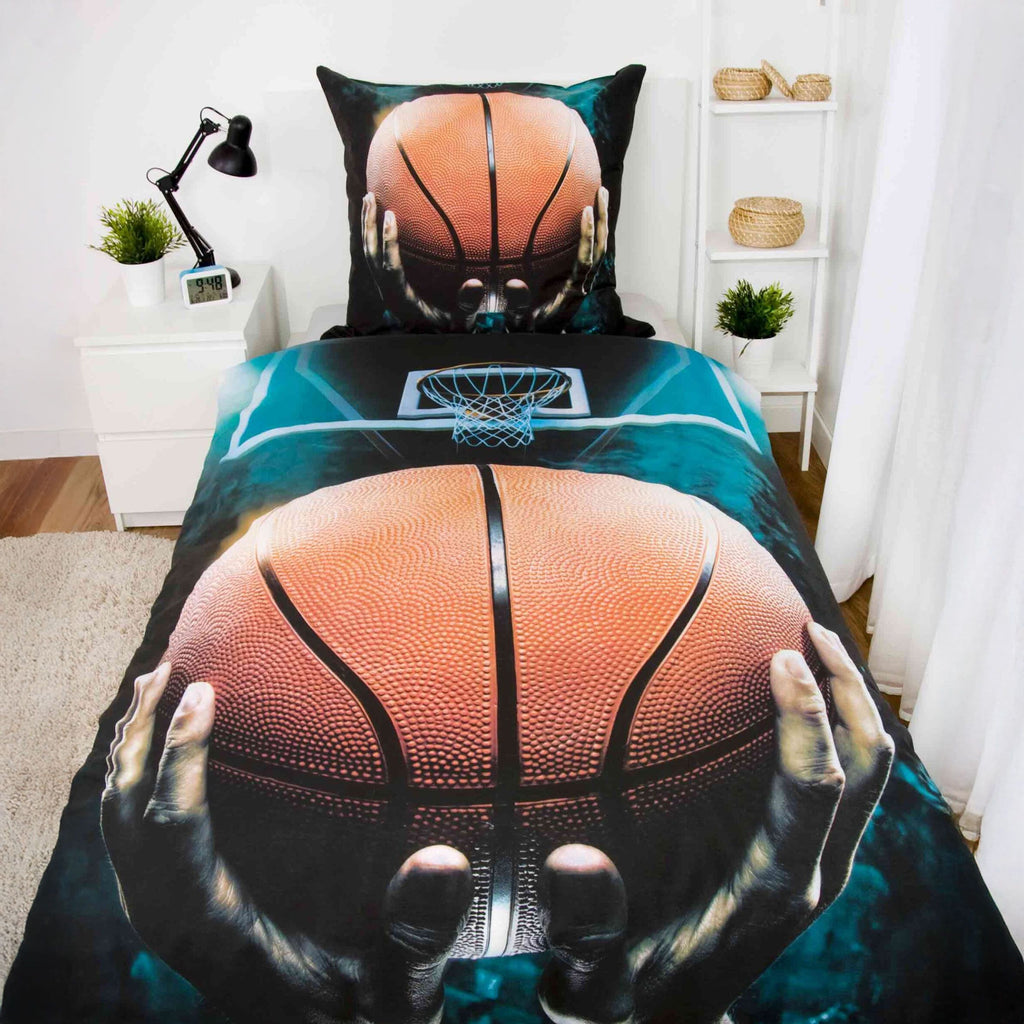 Young Collection Bettwäsche ‘Basketball’ auf einem Bett im Jugendzimmer