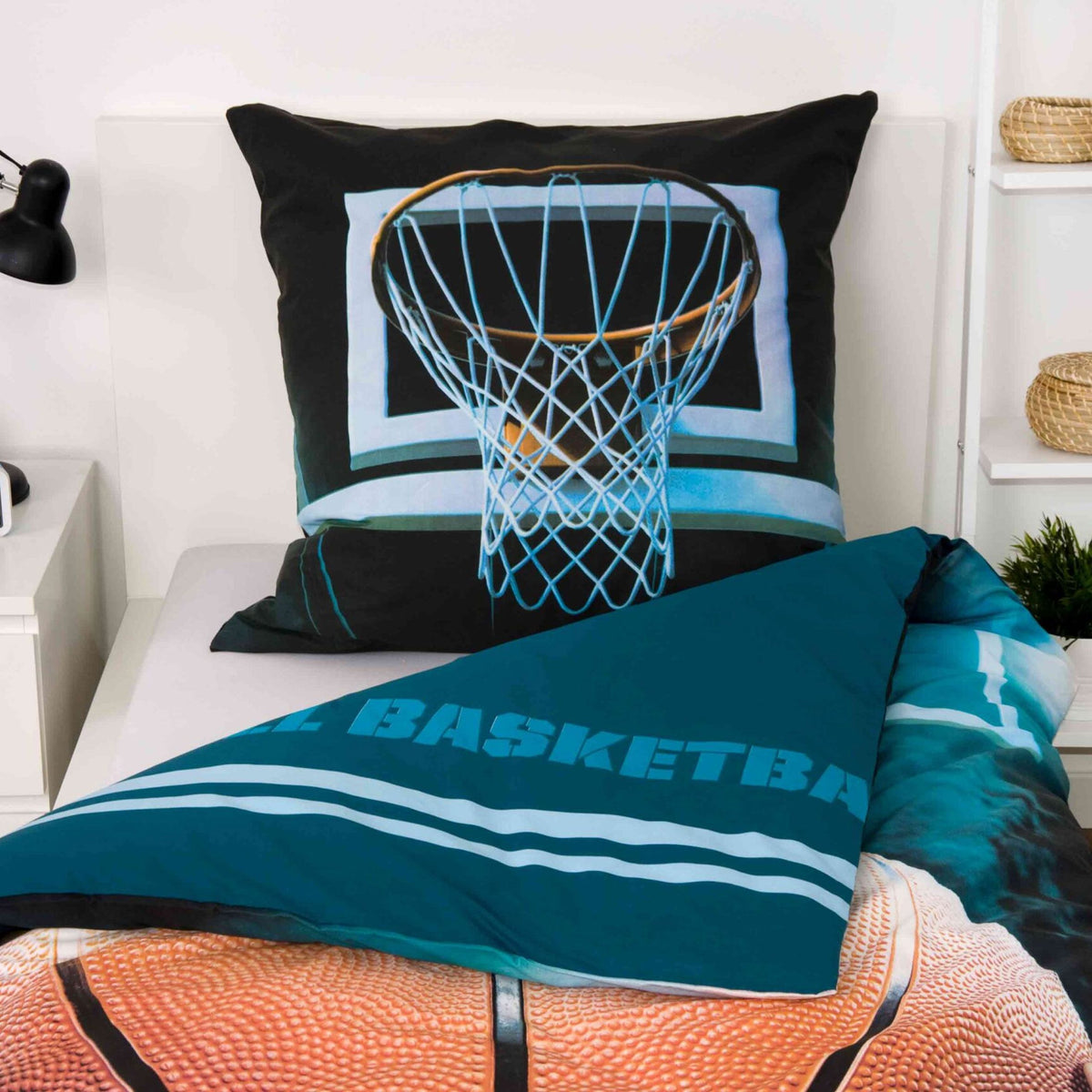 Basketball-Bettwäsche mit aufgeschlagener Wendeseite in Petrol und Kissen mit Korb