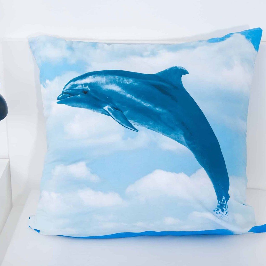 Kissen mit einem springenden Delfin vor Wolken
