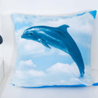 Kissen mit einem springenden Delfin vor Wolken