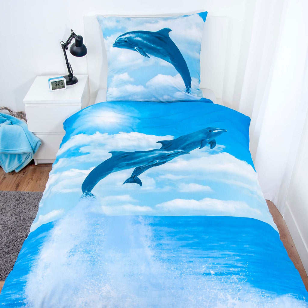Bett mit der Young Collection Bettwäsche ‘Delfine’ und dem Delfin-Kissen