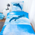 Bett mit der Young Collection Bettwäsche ‘Delfine’ und dem Delfin-Kissen