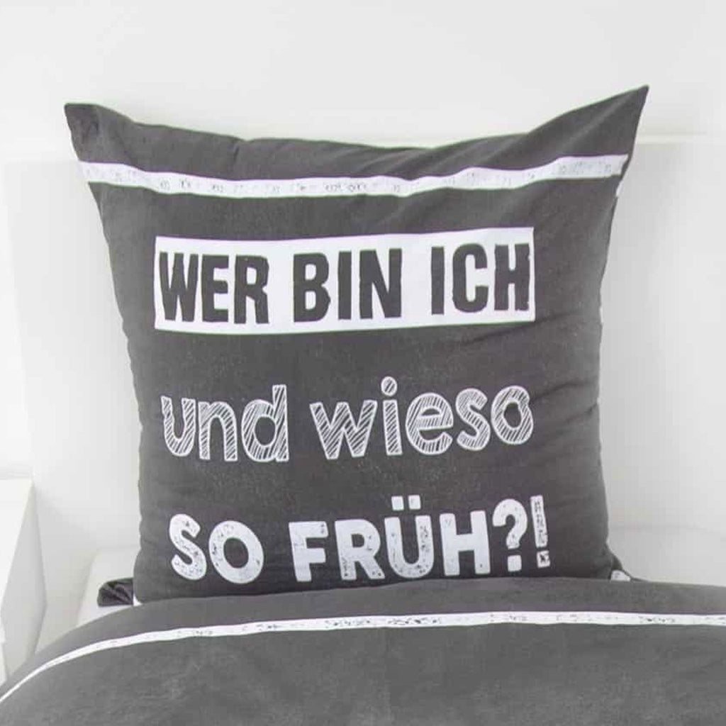 Kissen 80 x 80 cm mit Spruch „Wer bin ich und wieso so früh?!“ auf Tafelgrund