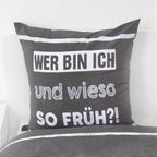 Kissen 80 x 80 cm mit Spruch „Wer bin ich und wieso so früh?!“ auf Tafelgrund