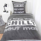 Bettwäsche ‘Der frühe Vogel’ auf einem Einzelbett, Spruch auf Tafelgrund