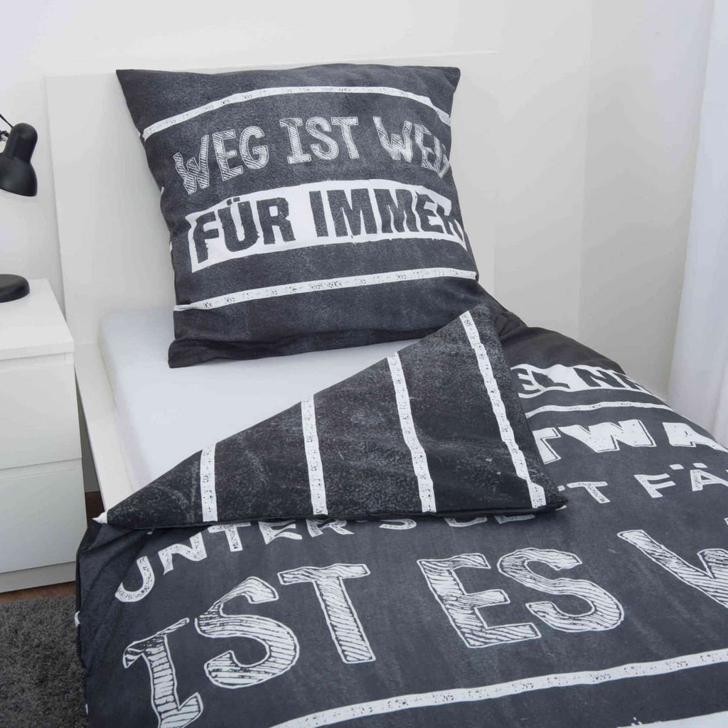 Bettwäsche ‘Faulheitsregel’ auf einem Einzelbett mit umgeschlagener gestreifter Wendeseite
