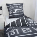 Bettwäsche ‘Faulheitsregel’ auf einem Einzelbett mit umgeschlagener gestreifter Wendeseite